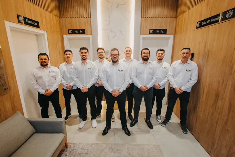 Parte da equipe da Vallorize no hall da sede em Ponta Grossa/PR